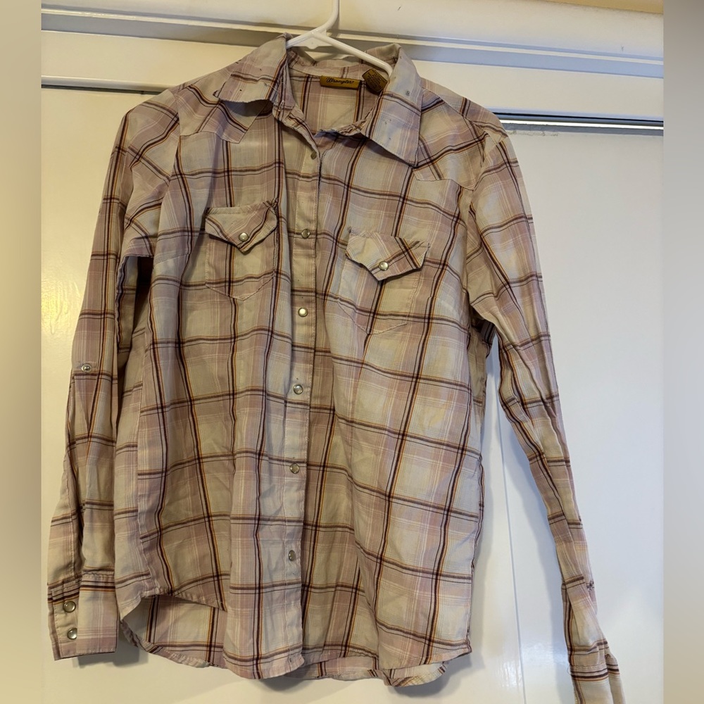 🩷Women’s wrangler flannel size medium pink and white  color